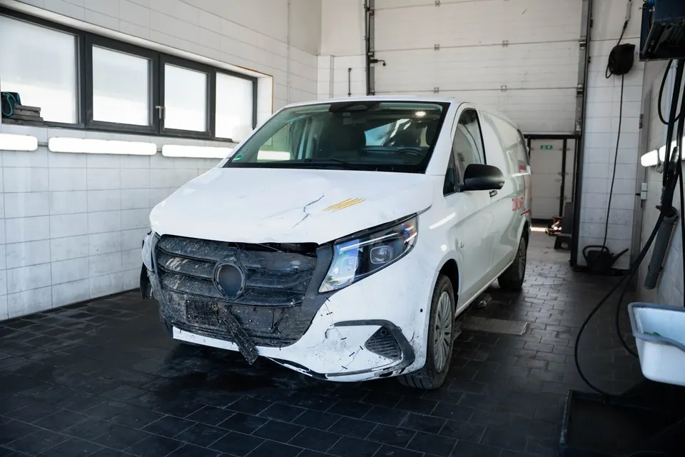 Kfz-Sachverständiger begutachtet ein Unfallfahrzeug