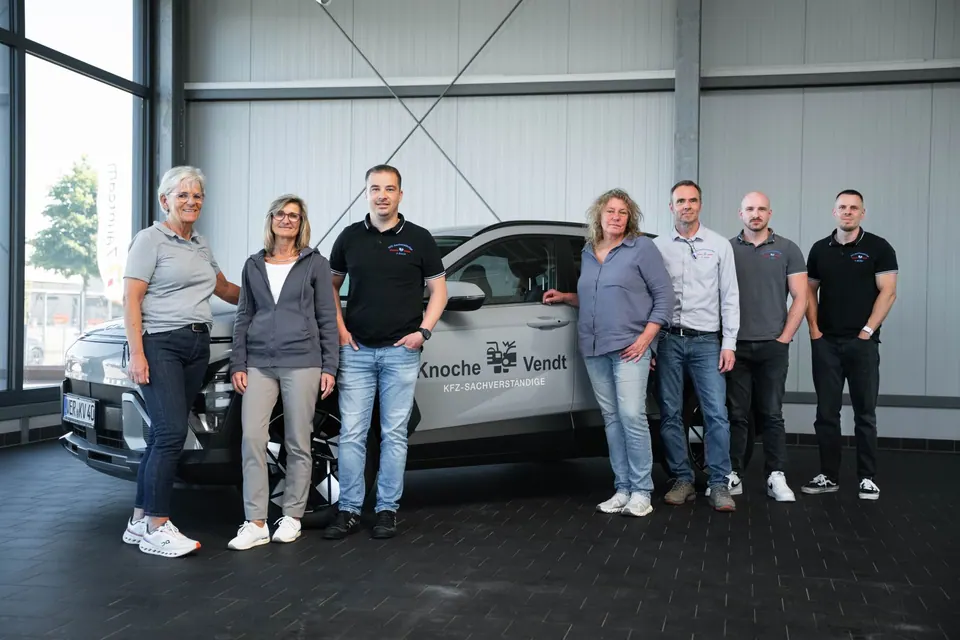 Team-Foto mit 7 Mitarbeitern von Knoche & Vendt in der Werkstatt
